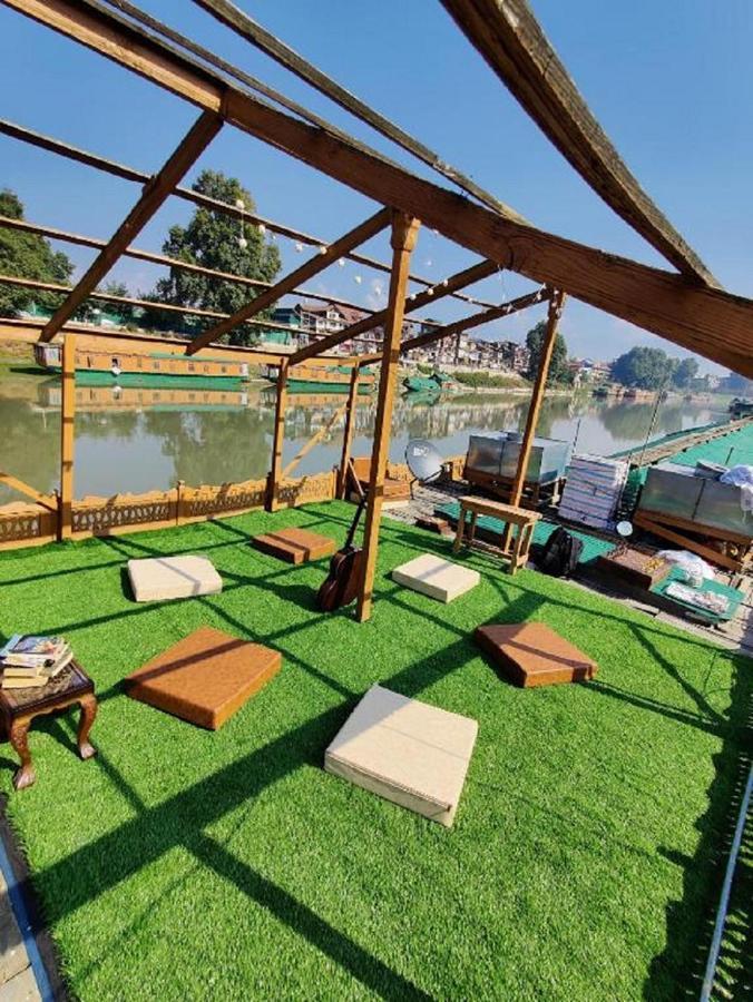 The Flostel Srinagar Extérieur photo